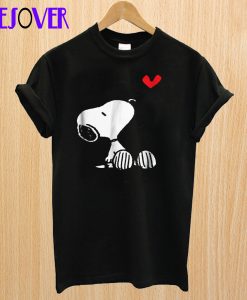 heart sitting snoopy tshirt