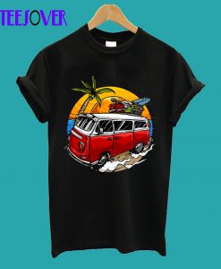 Holiday vintage car with sunset beach T-Shirt